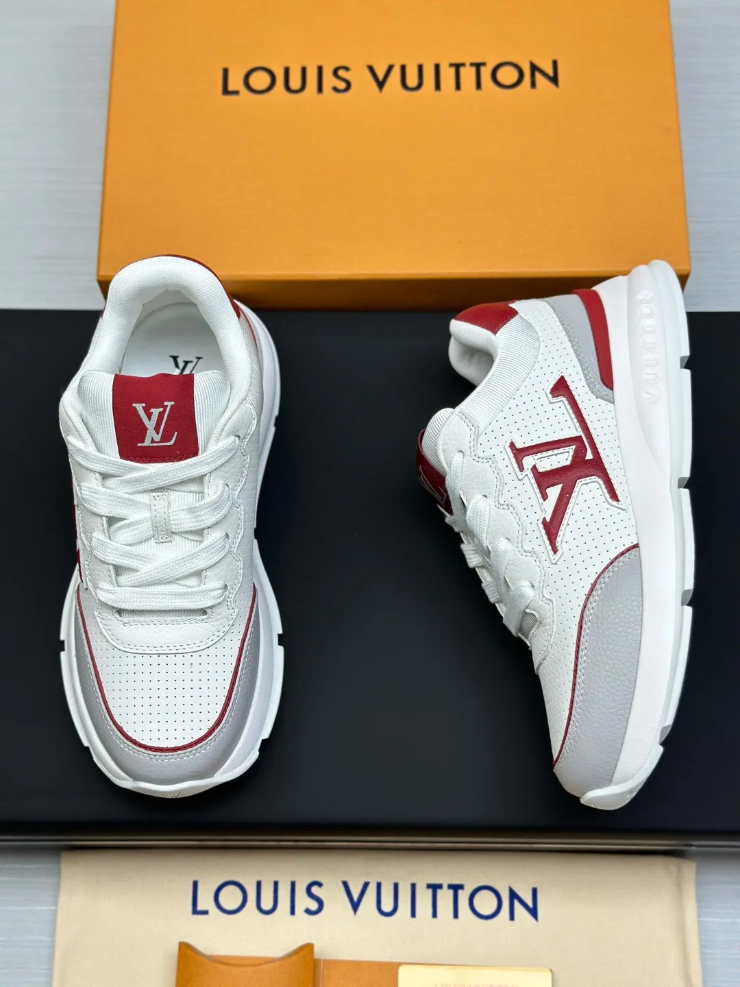 Factory price: 640💰Top version LV-Louis Vuitton-classic catwalk new style original 1:1 developed replica! ! The upper foot is very comfortable. It is made of luxurious materials and fine workmanship. The midsole is printed with English letters "Made in Europe". The upper is made of calfskin imported from Italy. The side is decorated with the brand's LOGO and signature. The latest latex foot pads and mesh lining make the foot feel super comfortable. The original two-color TPU combination outsole is specially provided by the original factory. Bag technology Goodyear stitched edges Fabric: Exclusive custom first-layer cowhide Accessories: Exclusive private model Vuitton logo, lining: Customized silk mesh lining - first-layer silk cowhide lining Outsole: TPU combination outsole wear-resistant, non-slip and anti-yellowing Foot pads: new latex pads-mesh sweat-absorbent Counter technology: fully computerized sewing machine wire drawing Toe box back cover Hot and cold shaping Full set of pull-top last with medium and low logo pattern Counter packaging - Shoelaces, certificates, cards, instructions, certificates, dust bags, the most complete packaging on the Internet, men's size: 38-46 (38/46 customized, non-refundable!)